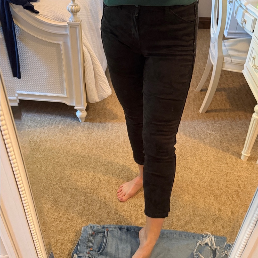 Level 99 Women’s camo with gold stripe Size 28